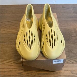 Adidas Yeezy Foam Rnnr Slip-On sulfur men’s size 10